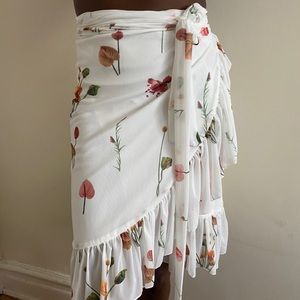 WHITE/FLORAL WRAP SKIRT🌸